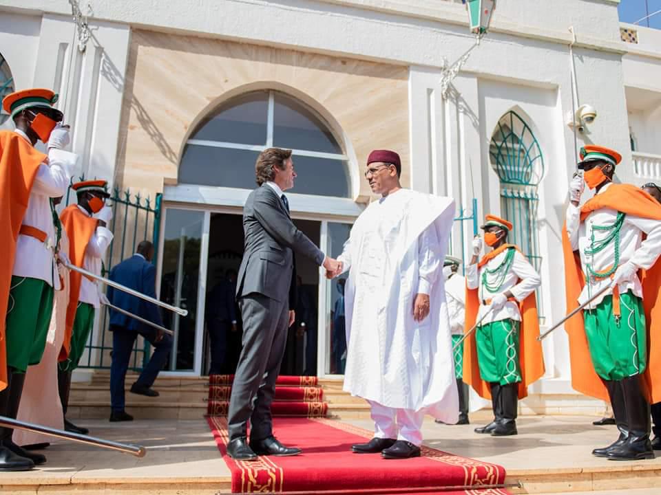 The Ambassador of the sovereign Order of Malta to the Republic of Niger presents his letters of credence